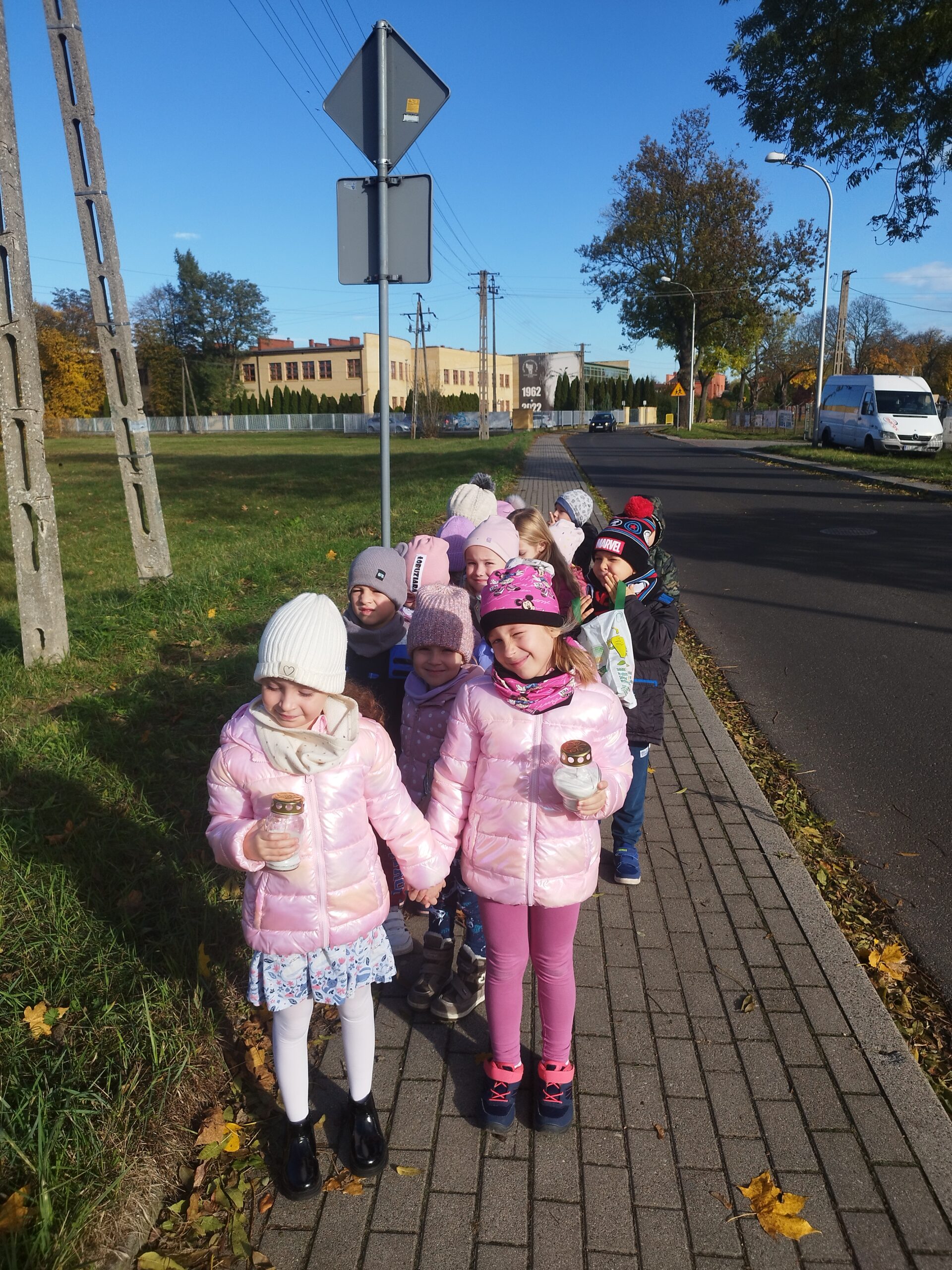 Muchomorki na Cmentarzu z okazji Dnia Wszystkich Świętych.